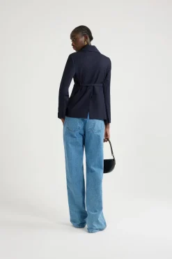 Veste ajustée ceinturée en sergé de laine technique éco-responsable