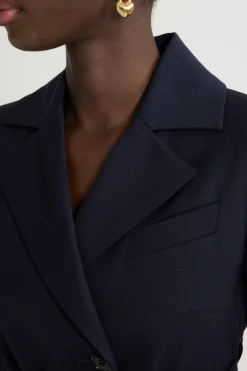 Veste ajustée ceinturée en sergé de laine technique éco-responsable